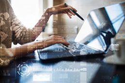 laptop mit hologram der tropper data service ag im bereich der DIGITALEN KREDITAKTEN